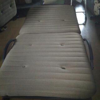 折り畳みベットの画像