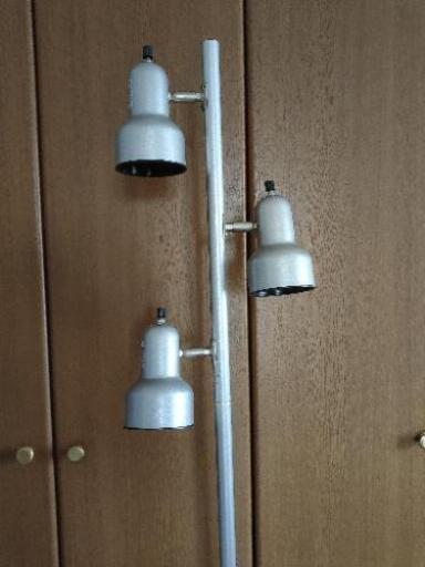 ニトリ同等品/シルバーの3灯電気スタンド