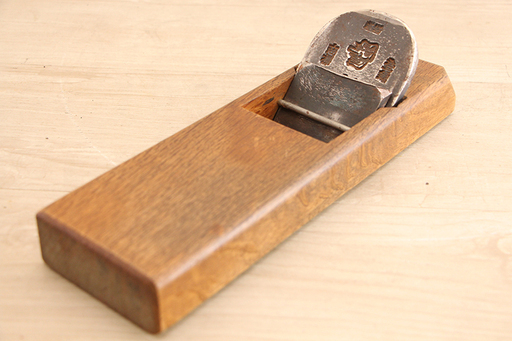 鉋 かんな カンナ 金井 天狗の金井芳藏 共裏 問屋銘の天狗印 銘あり 高級 仕上げ鉋 大工道具 宮大工 天然砥石 鑿 ノミ (HD641YGw)