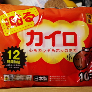 未開封　使い捨てカイロ（衣服に貼るカイロ）　70個（30コ入×１...