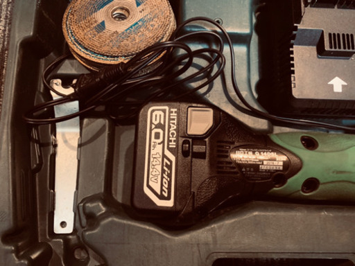 日立のコ-ドレスサンダーとランプ。