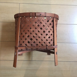 カゴ 足つきの画像