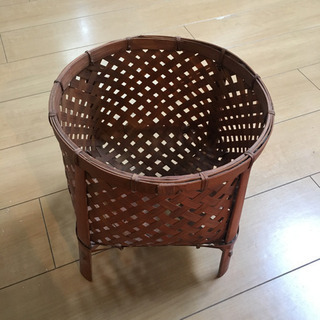 カゴ 足つきの画像