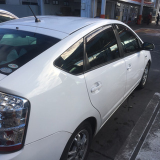中古車 白 トヨタプリウスの画像