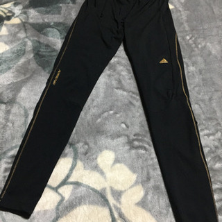 【adidas】黒のトレーニングパンツ、Mサイズ！