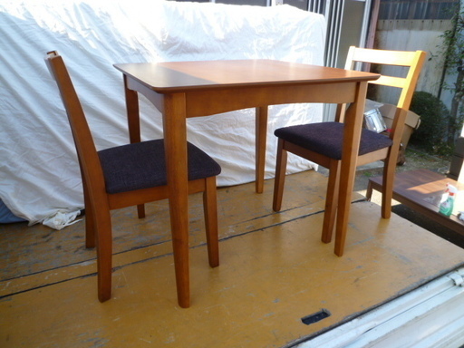 ニトリ　２人掛けダイニングテーブルとイス２客　中古