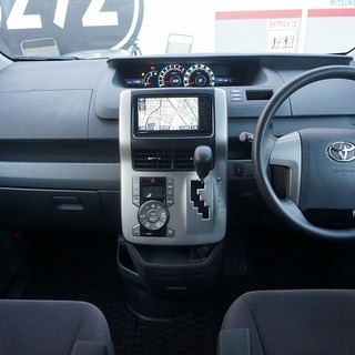 カッコいいデザインでお父さんも満足！トヨタ ヴォクシー！社外アルミで更にカッコいい！の画像