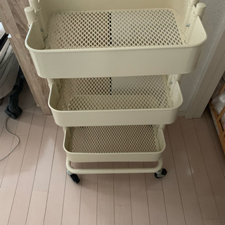 IKEA RASKOG ワゴン クリーム色の画像