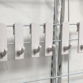 突っ張りパーテーション　フック付きの画像