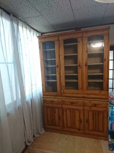 値下げしました！パイン材(面材)の大型食器棚、上下に分かれます