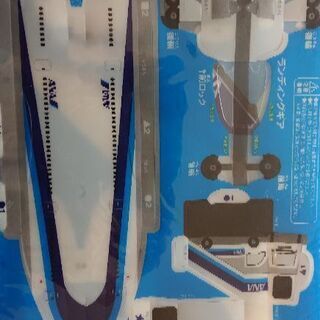 非売品ANA 組み立て飛行機セットとパトロールカーのペーパークラフト