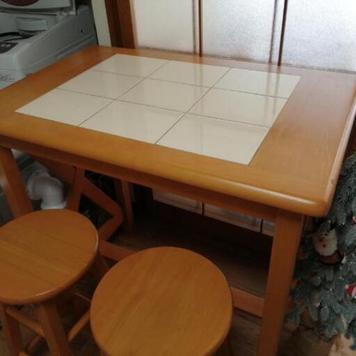 テーブルとスツール2個　天板外せます
