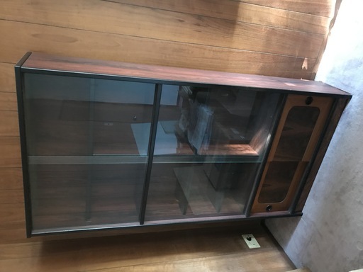 綺麗だと思います！ガラス戸付き木製の本棚売ります(２０００円から１５００円に値下げしました)