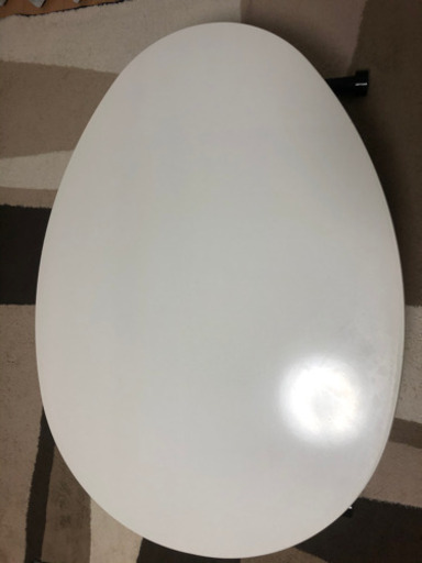 タマゴ型　高さ調整可能テーブル