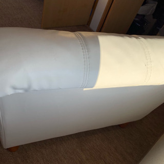 白い２人掛けソファです。の画像