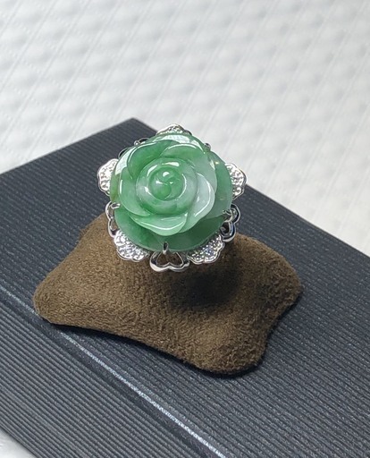 【新品】ミャンマー産エメラルド 花指輪