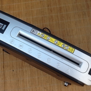 【値下げ700円に】オーム電機のスリムシュレッダーSHR-505S 幅10.5㎝の薄型でデスク周りもすっきりの画像