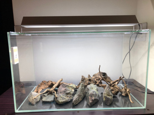 【受付終了】水槽、照明、外部フィルター、水槽台、石、流木のセットでお譲りします。