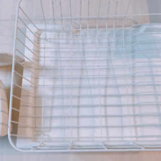 秤と食器水切りカゴ