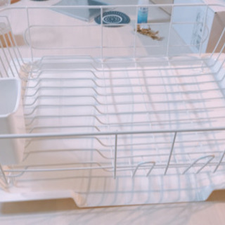 秤と食器水切りカゴの画像