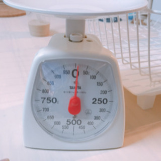 秤と食器水切りカゴの画像