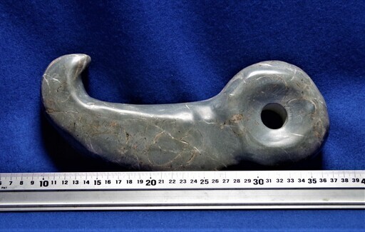 2.8ｋｇ　特大化石勾玉