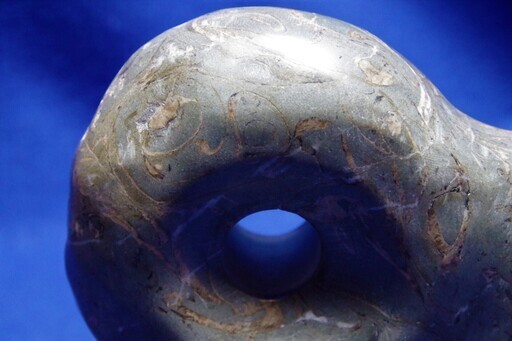 2.8ｋｇ　特大化石勾玉