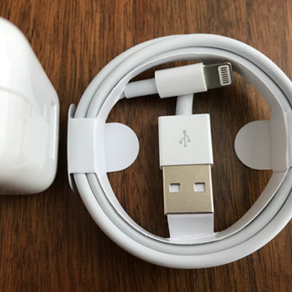 iPhone 12W充電器＋Lightningケーブルの画像