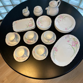 ファインボーンチャイナのティーセットの画像