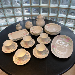 ファインボーンチャイナのティーセットの画像