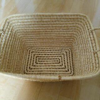 Stitchの小物入れと籐籠の画像