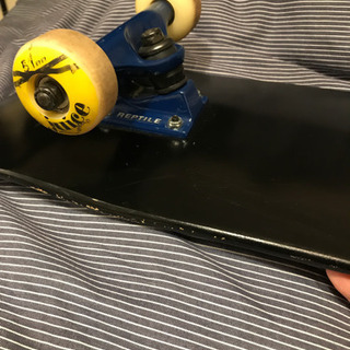 【0円で譲ります】黒いスケボー（バッグと工具付）