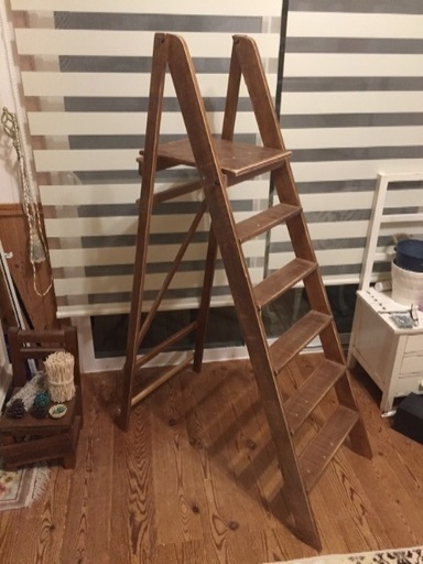 アンティーク風な木製脚立