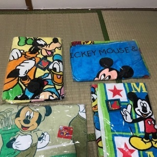 子供用毛布とミッキーマウス、ミフィのバスタオルの画像