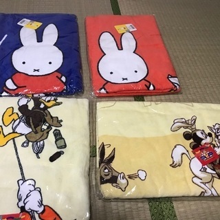 子供用毛布とミッキーマウス、ミフィのバスタオルの画像