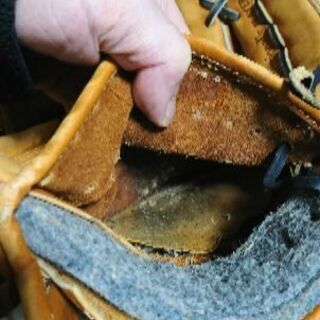 グローブがベコベコ修理グリス入れレース調整等の画像