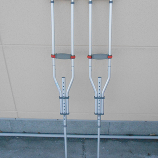 松葉杖 アルミ製 サイズ調整可能 99～129.5cm 歩行補助...