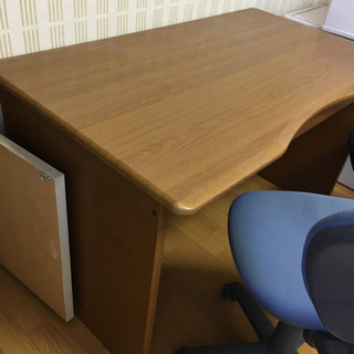 勉強デスクと椅子2台のセットの画像