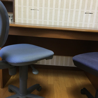 勉強デスクと椅子2台のセットの画像