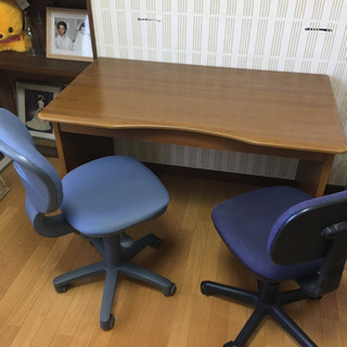 勉強デスクと椅子2台のセットの画像