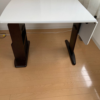 折りたたみ式テーブルの画像