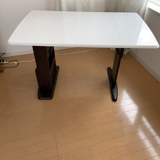 折りたたみ式テーブルの画像