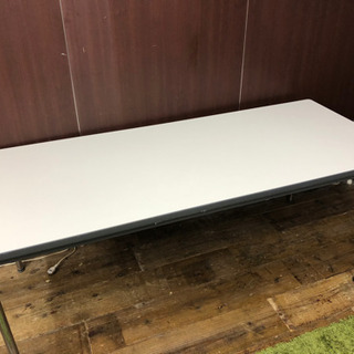 ミーティングテーブル、大型デスクの画像