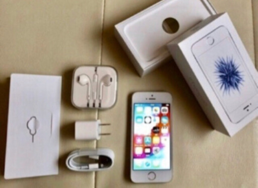 美品 iphoneSE 64GB simフリー 未使用純正イヤフォン、電源アダプター、ライトニングケーブル付き♪