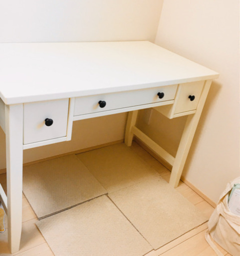 白（クリーム）　机　美品　ニトリ　テーブル