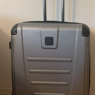 Kenneth Cole製の大型スーツケース