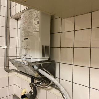 給湯器と取り付け用具の画像
