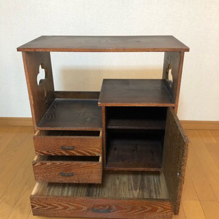 レトロな茶箪笥の画像