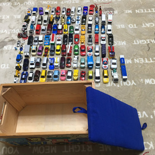 トミカとホットウィールいろいろ【おもちゃ箱つき】