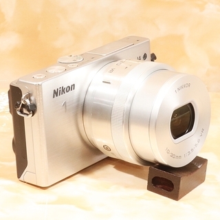 ★極上美品級＆すぐ使えるSDカード32GB★ニコン J4 レンズキットの画像